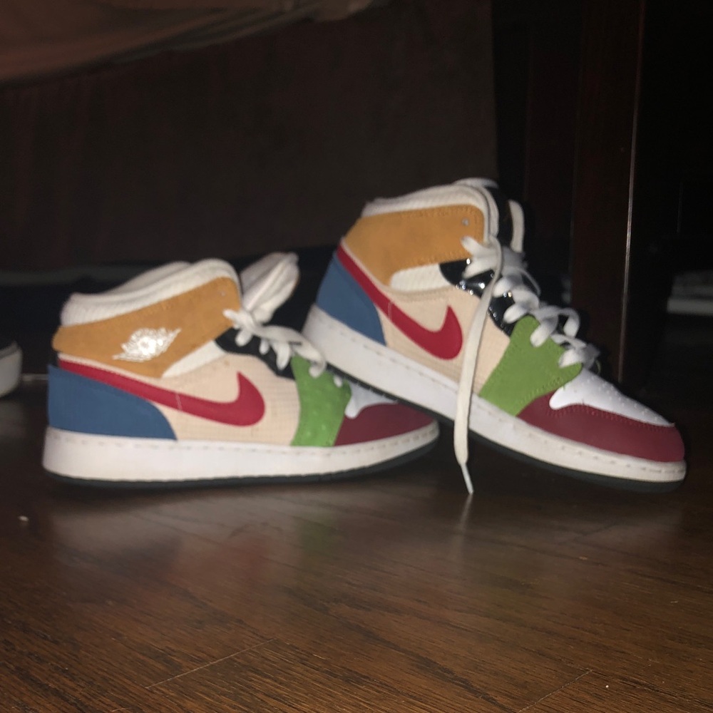 Jordan 1, messy room patchwork.